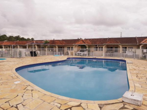 Casa em condomínio, com piscina, parquinho infantil, internet 500mb, ideal para família, garagem para 2 carros, com 2 quartos sendo 1 suíte, com Smart TV